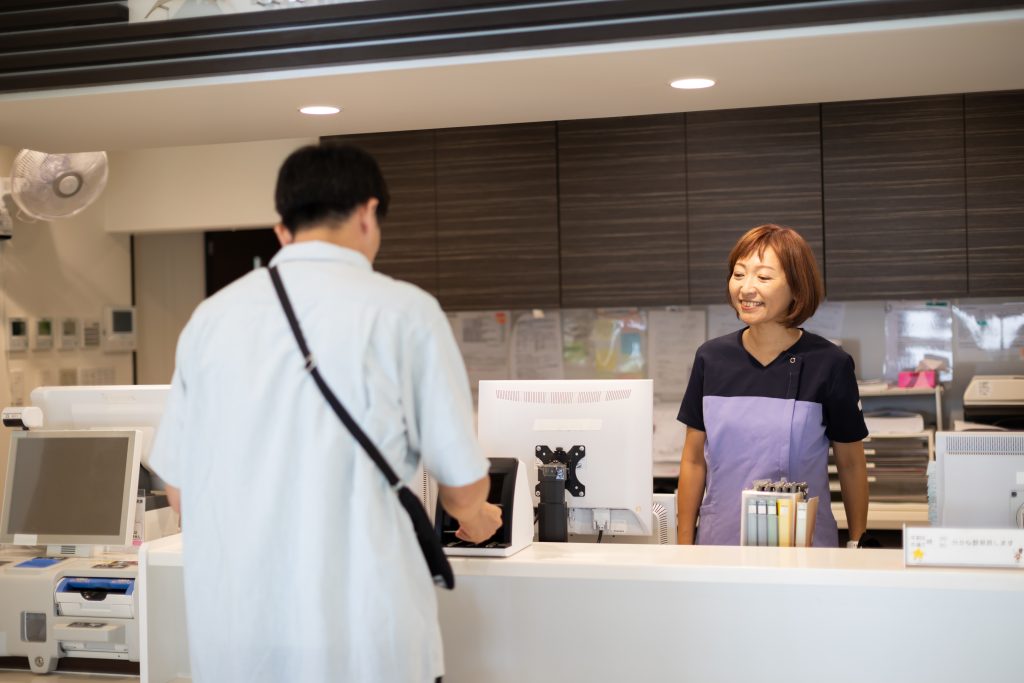 Client no-shows are a real headache, except a heating pad can’t remedy the lost costs. Consequently, an online booking system like kumoDent sends automated messages and calendar reminders to ensure patients never miss an appointment.