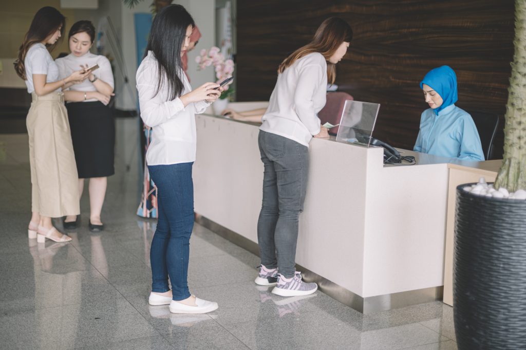 Pendaftaran pasien secara manual meningkatkan beban kerja front desk serta memperpanjang waktu tunggu pasien, yang pada akhirnya memengaruhi pengalaman pasien.