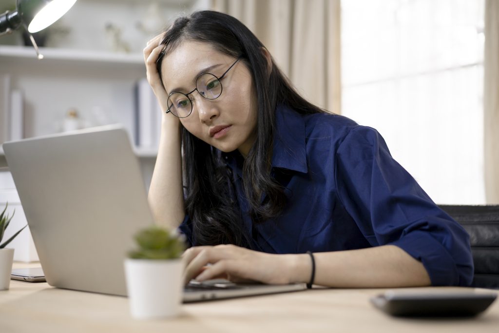 Proses manual seperti penggunaan pena dan kertas atau spreadsheet Excel juga memakan waktu dan rentan terhadap kesalahan.